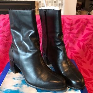 Avenue Black leather boots 11W
